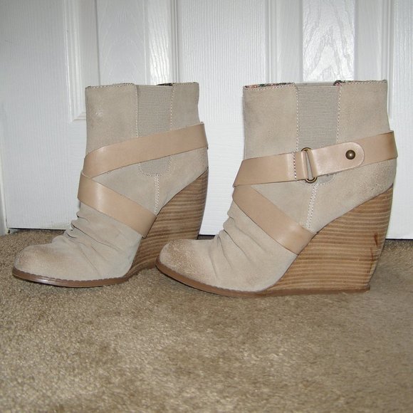 size 9 Seychelles Slip on Beige Wedge Booties - Picture 2 of 10